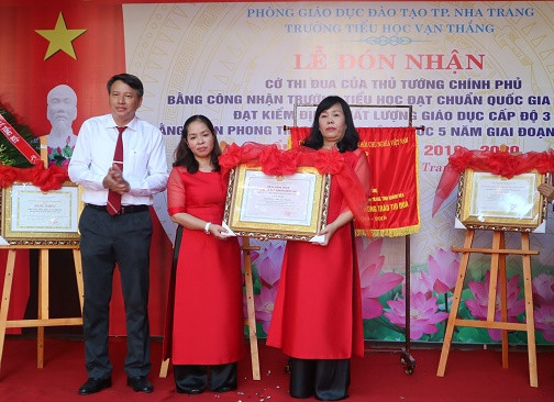 Đại diện Sở Giáo dục và Đào tạo trao bằng chứng nhận đạt chuẩn quốc gia mức độ 2 của UBND tỉnh Khánh Hòa cho nhà trường. 