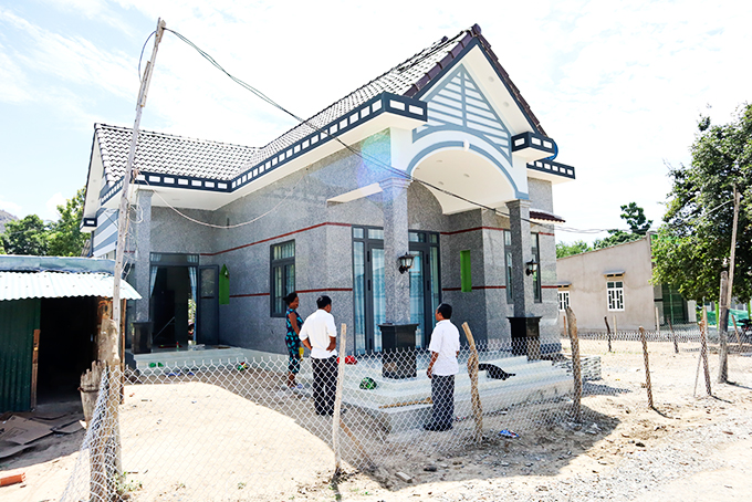 Người dân ở thôn Thịnh Sơn (xã Cam Thịnh Tây) xây căn nhà khang trang  ở khu tái định cư.