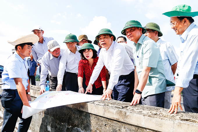 Bộ trưởng kiểm tra tình hình hạn hán tại hồ chứa nước Cam Ranh.