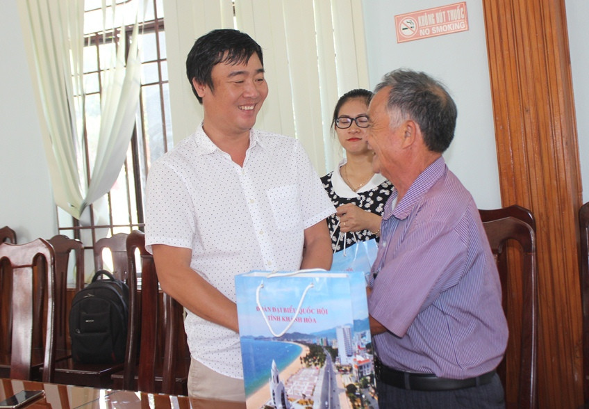 Lãnh đạo huyện Khánh Sơn trao quà của Đoàn đại biểu Quốc hội cho các đối tượng chính sách.