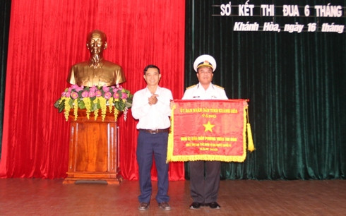 Ông Văn Ngọc Sen trao Cờ thi đua của UBND tỉnh tặng Nhà máy X52.
