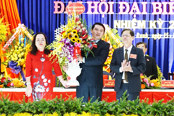 Ông Nguyễn Tấn Tuân tặng hoa chúc mừng đại hội.