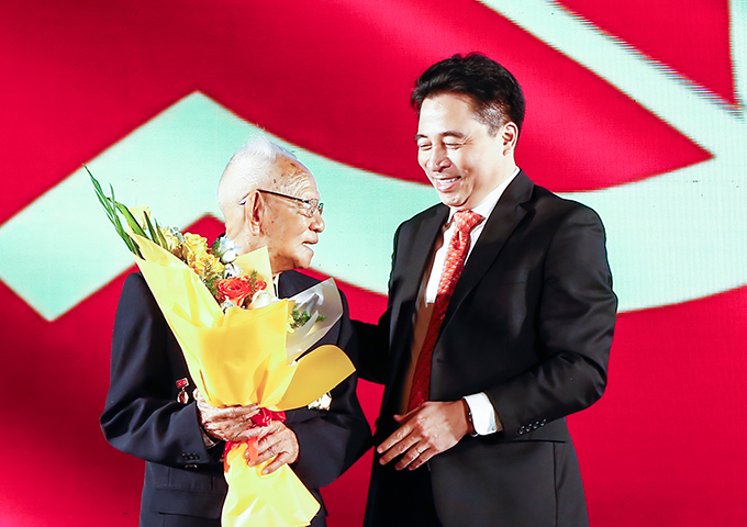 Lãnh đạo tỉnh trao hoa cho đảng viên 60 năm tuổi đảng