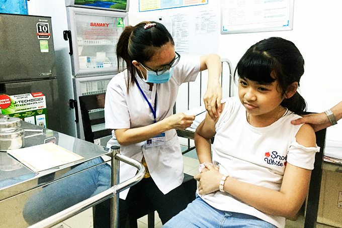 Trẻ tiêm vắc xin phòng ngừa bệnh bạch hầu tại Phòng tiêm chủng thuộc Trung tâm Kiểm soát bệnh tật tỉnh. 