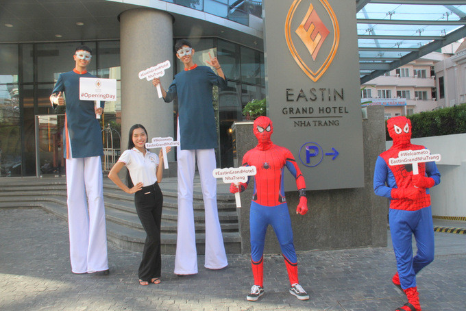 <p style= &quot;text-align: justify; &quot;>Người nhện và người đi cà kheo tham gia quảng bá sự kiện Eastin Grand Hotel Nha Trang mở cửa đón khách</p>