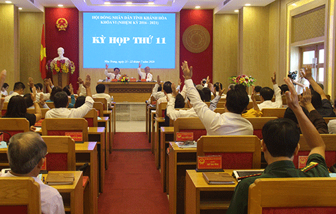 Các đại biểu biểu quyết thông qua nghị quyết về chủ trương đầu tư dự án Bệnh viện đa khoa khu vực Ninh Hòa