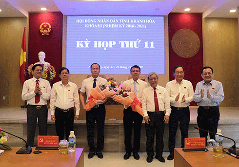 Lãnh đạo tỉnh tặng hoa cho ông Nguyễn Khắc Hà (thứ 3 từ trái sang) và ông Nguyễn Thanh Hà