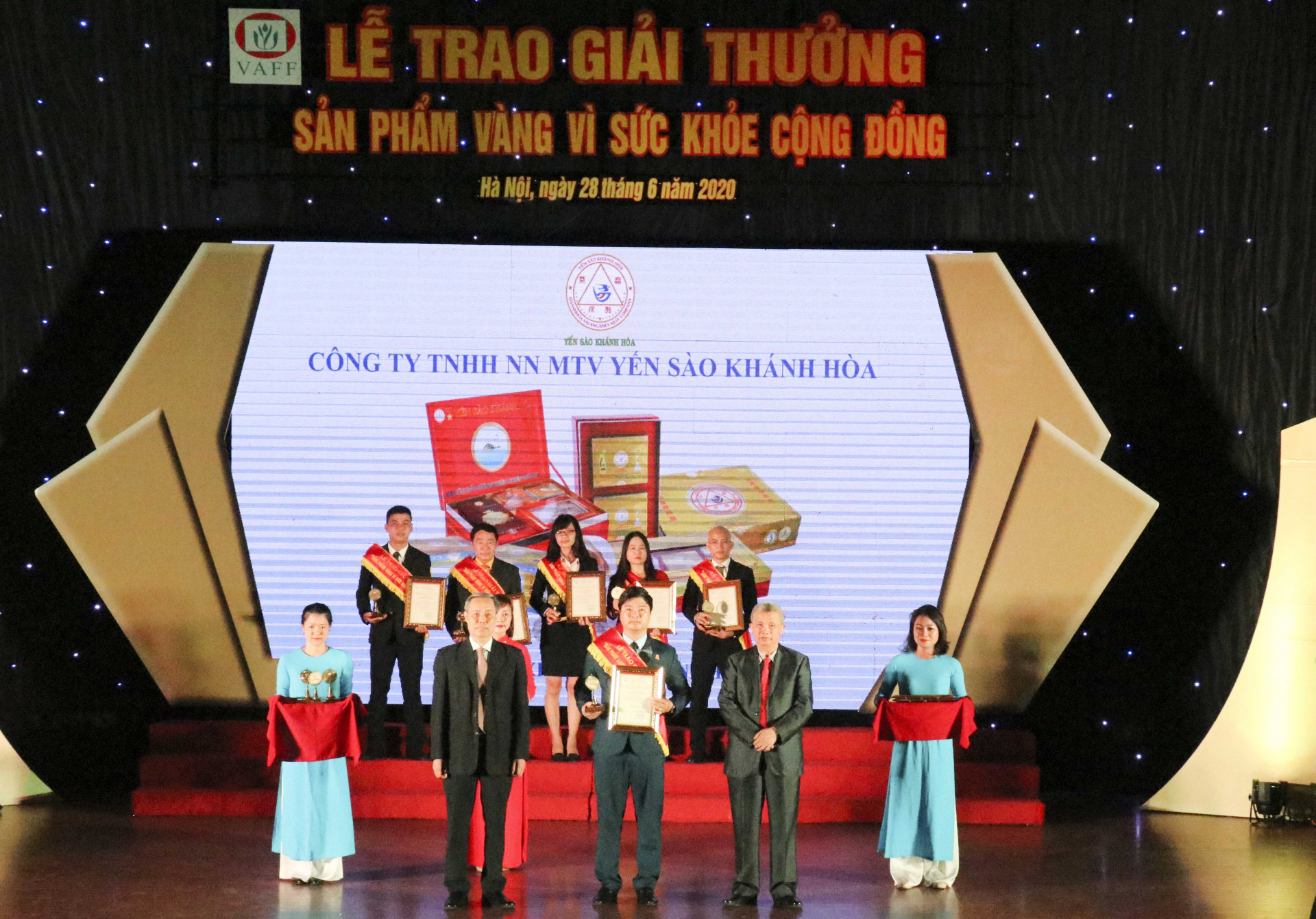 Đại diện Công ty Yến sào Khánh Hòa nhận giải  &quot;sản phẩm vì sức khỏe cộng đồng &quot;