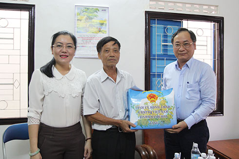 Ông Nguyễn Đắc Tài thăm hỏi, tặng quà gia đình ông Hảo.