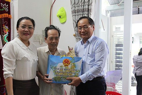 Ông Nguyễn Đắc Tài thăm gia đình ông Phan Hữu Sâm.