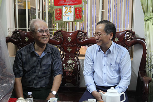 Ông Nguyễn Đắc Tài thăm hỏi, động viên ông Dương Công Kính.