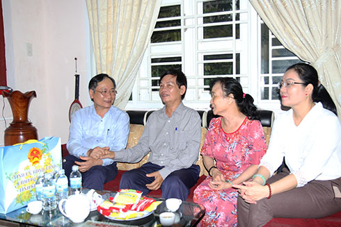Ông Nguyễn Đắc Tài đến thăm gia đình ông Lưu Văn Tổng.