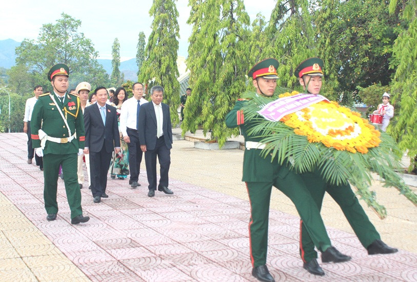 Đoàn đại biểu của Ban Chấp hành Đảng bộ tỉnh do ông Nguyễn Khắc Định - Ủy viên Trung ương Đảng,Bí thư Tỉnh ủy dẫn đầu vào viếng.