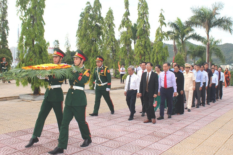 Đoàn đại biểu HĐND, UBND tỉnh do ông Nguyễn Tấn Tuân - Phó Bí thư Tỉnh ủy, Chủ tịch UBND tỉnh dẫn đầu vào viếng.