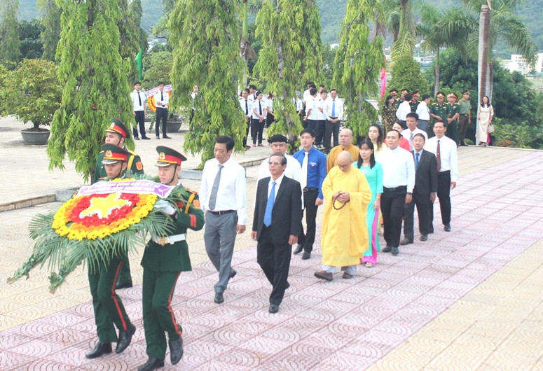 Đoàn đại biểu UB MTTQ Việt Nam tỉnh do ông Trần Ngọc Thanh - Chủ tịch UB MTTQ Việt Nam tỉnh dẫn đầu vào viếng.