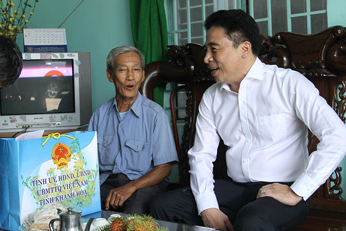 Ông Nguyễn Khắc Toàn thăm hỏi thương binh Lê Thanh Đạm tại gia đình. 