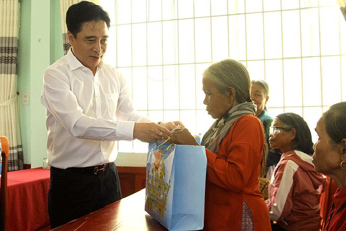 Ông Nguyễn Khắc Toàn tặng quà các gia đình chính sách tiêu biểu của huyện Khánh Sơn.