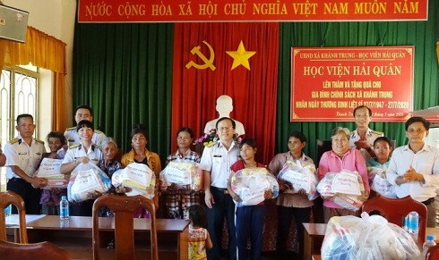 Đoàn công tác tặng quà cho các gia đình chính sách ở xã Khánh Trung.
