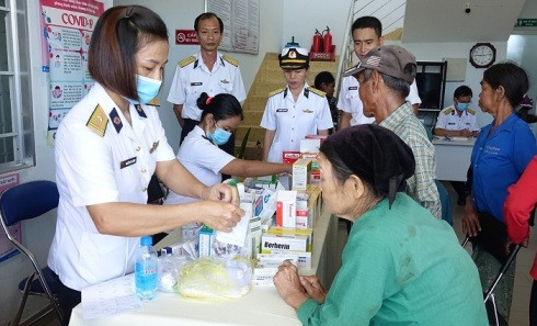 Quân y Học viện Hải quân khám bệnh, phát thuốc miễn phí cho người dân xã Khánh Trung.