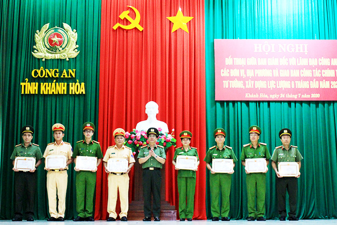 Đại tá Đào Xuân Lân - Bí thư Đảng ủy, Giám đốc Công an tỉnh trao tặng giấy khen  của Ban Thường vụ Tỉnh ủy cho các đảng viên. 