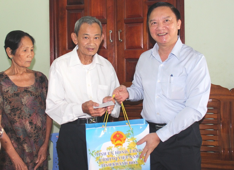 Ông Nguyễn Khắc Định thăm hỏi, tặng quà tại gia đình ông Huỳnh Việt Hồng.
