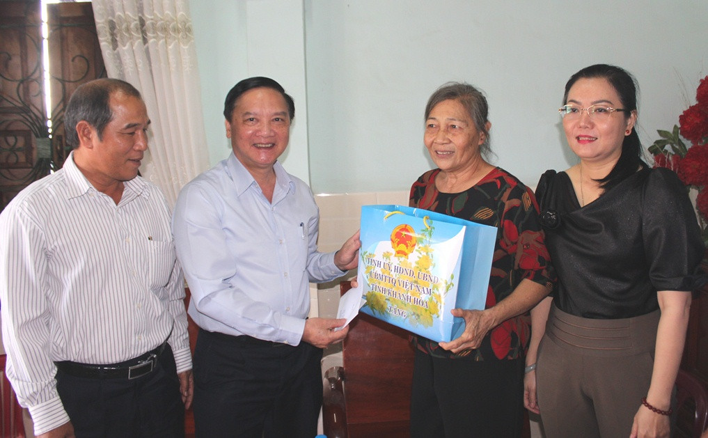 Ông Nguyễn Khắc Định thăm, tặng quà gia đình bà Nguyễn Thị Hồi.