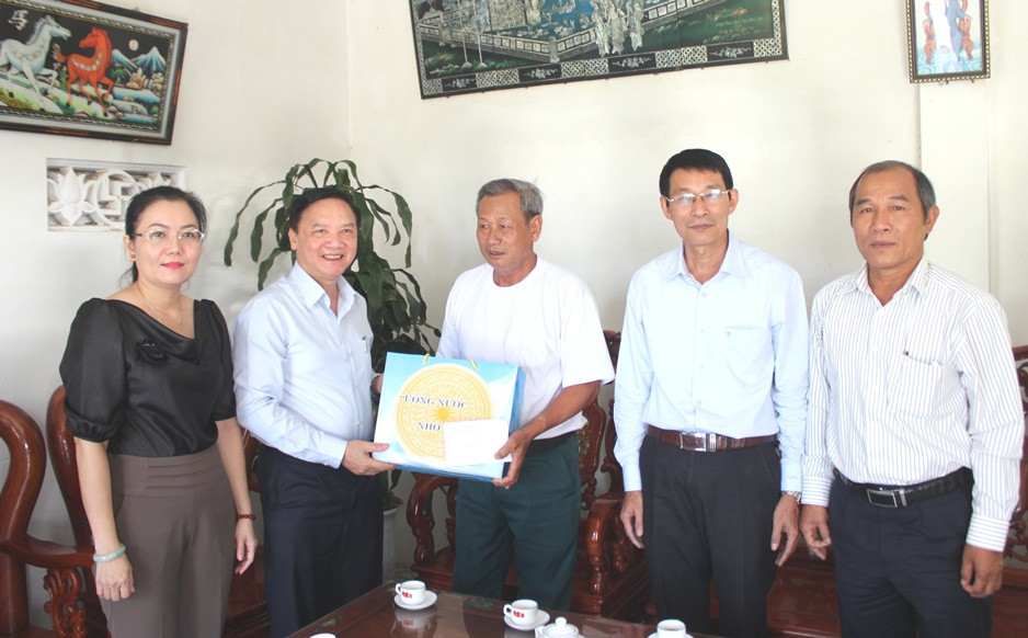Ông Nguyễn Khắc Định (thứ hai bên phải qua) thăm, tặng quà tại gia đình ông Bùi Văn Giáp.