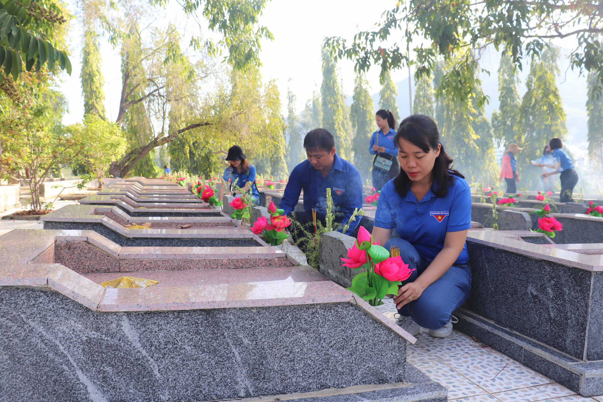 Các đoàn viên, thanh niên dâng hương tại các phần mộ liệt sỹ
