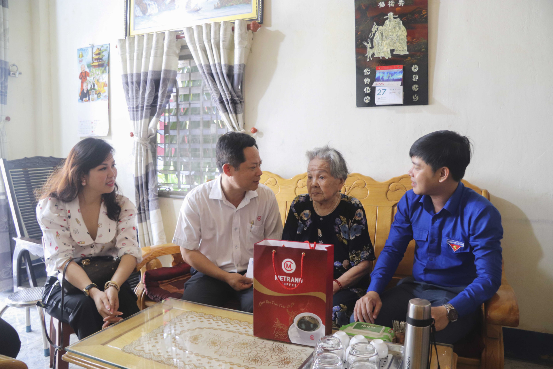 Tỉnh đoàn Khánh Hòa cùng Hội Doanh nhân trẻ Khánh Hoà tặng quà cho Mẹ Việt Nam anh hùng.