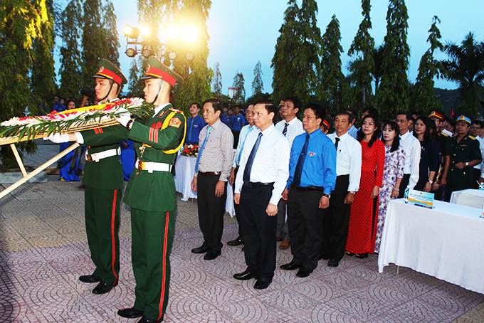 Ông Nguyễn Khắc Định và lãnh đạo tỉnh đặt vòng hoa tưởng nhớ các anh hùng liệt sĩ.
