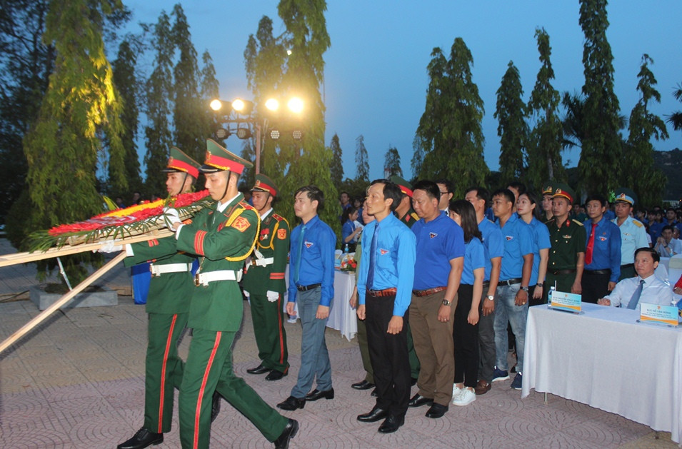 Ban Thường vụ Tỉnh đoàn và các đoàn viên đặt vòng hoa tưởng nhớ các anh hùng liệt sĩ.