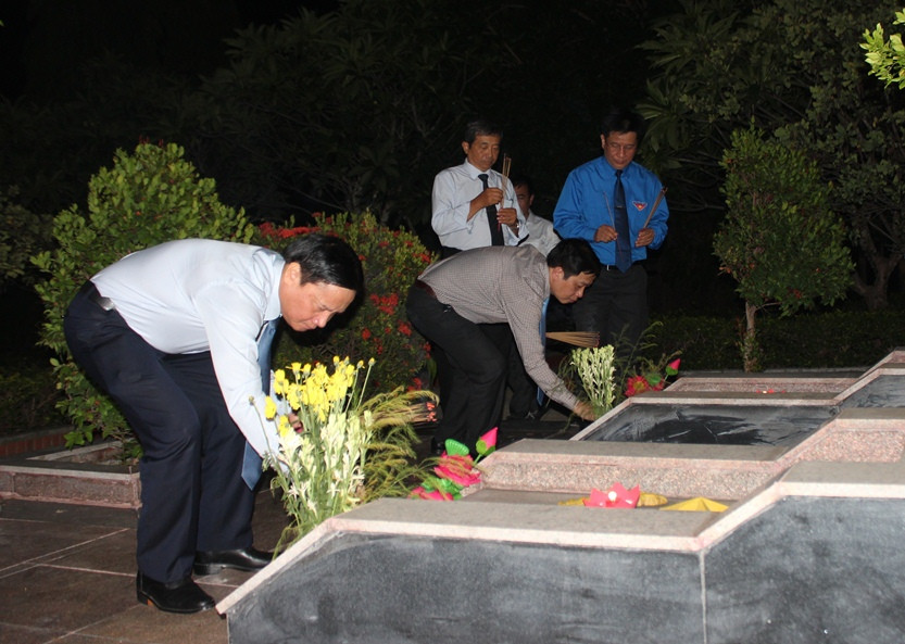 Ông Nguyễn Khắc Định và các địa biểu thắp hương tại các phần mộ liệt sĩ