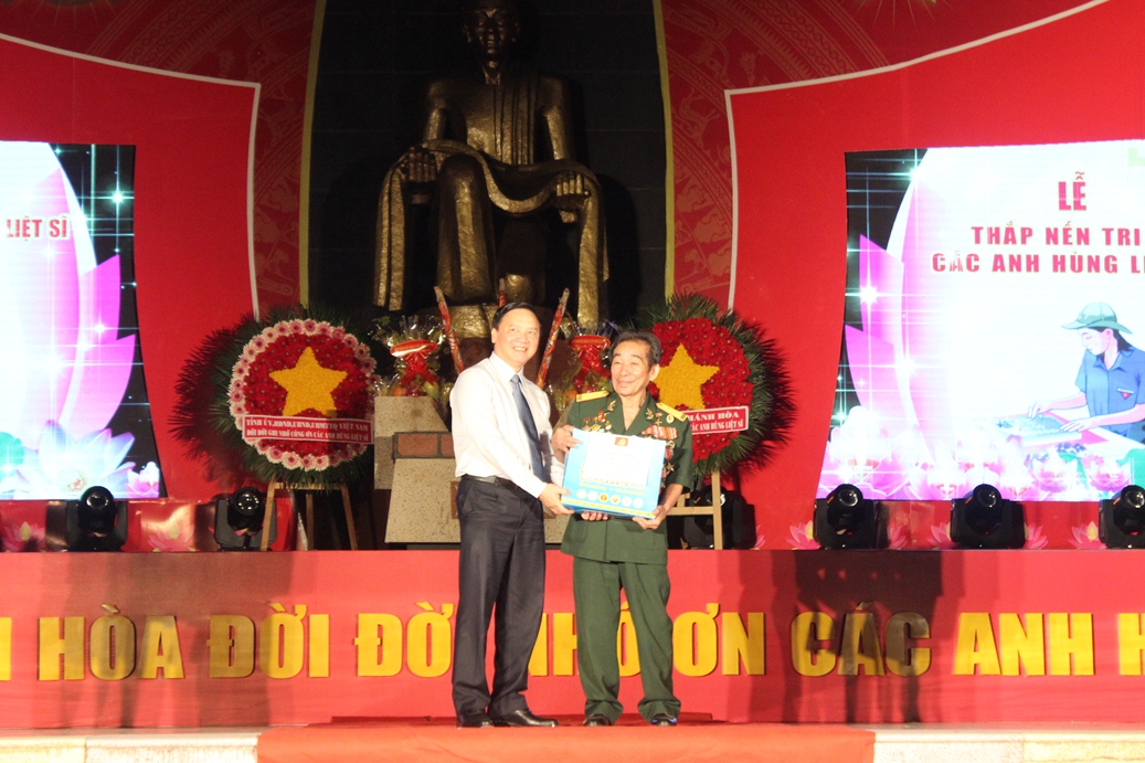 Ông Nguyễn Khắc Định tặng quà cho anh hùng lực lượng vũ trang nhân dân Nguyễn Đức Quân.