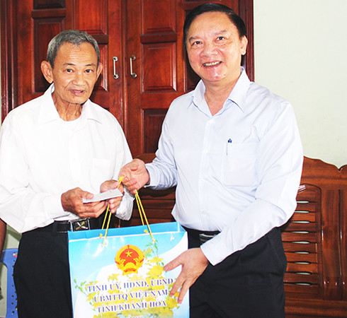 zzĐồng chí Nguyễn Khắc Định thăm hỏi, tặng quà tại gia đình ông Huỳnh Việt Hồng, xã Diên Điền, huyện Diên Khánh.