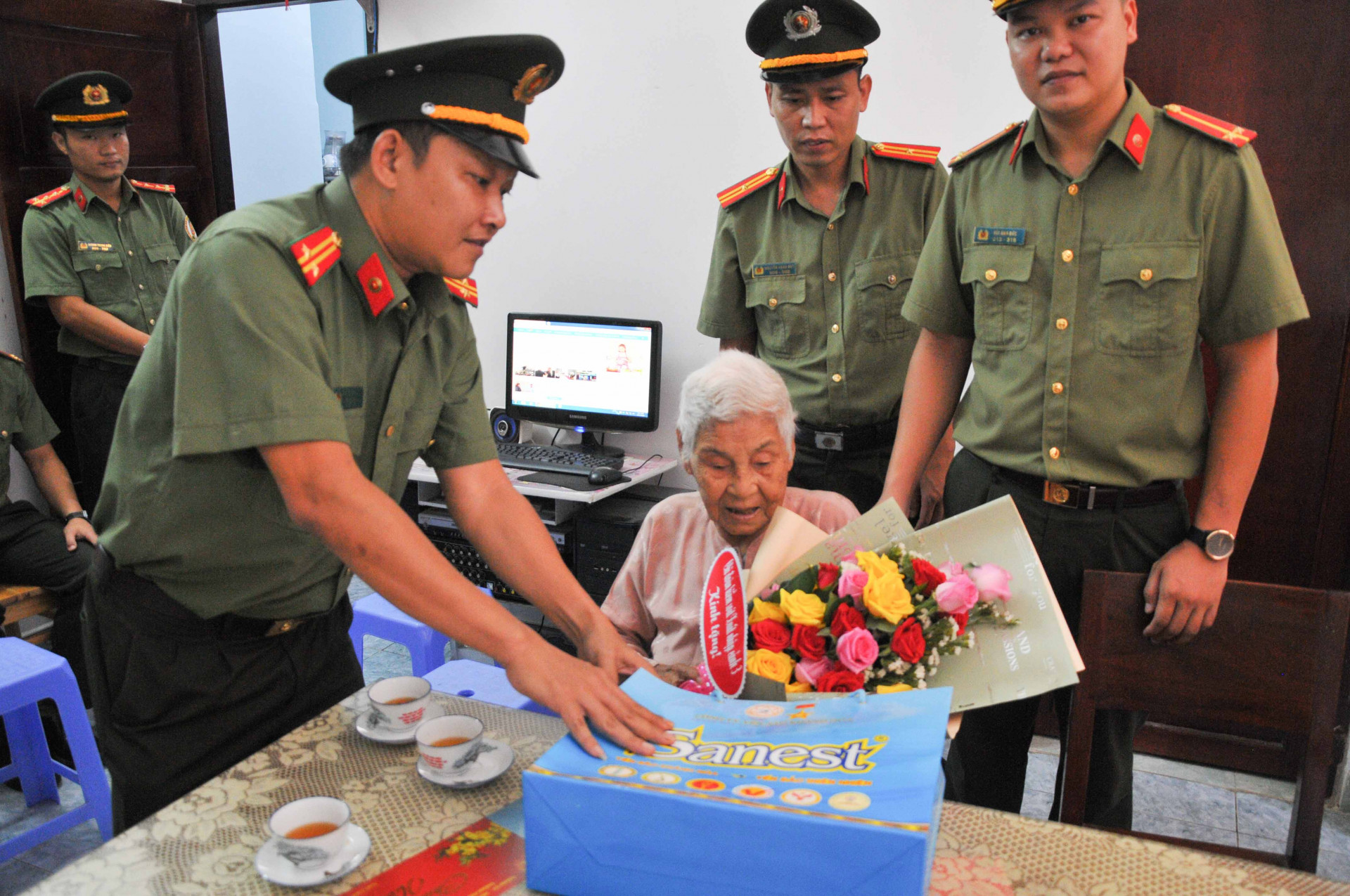Lãnh đạo đơn vị thăm hỏi, tặng quà Mẹ Việt Nam anh hùng Lê Thị Liên