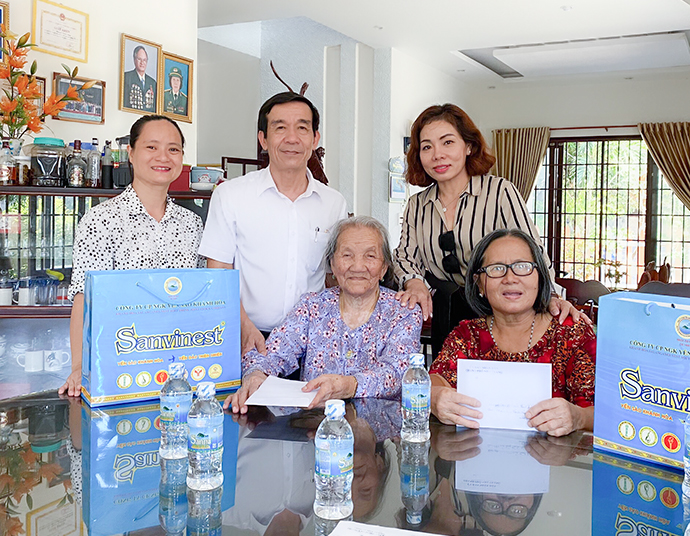 Thăm, tặng quà các gia đình chính sách tiêu biểu