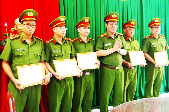 Đại tá Đặng Văn Mạnh - Phó Giám đốc Công an tỉnh trao giấy khen của Giám đốc Công an tỉnh  cho các cá nhân có thành tích xuất sắc.