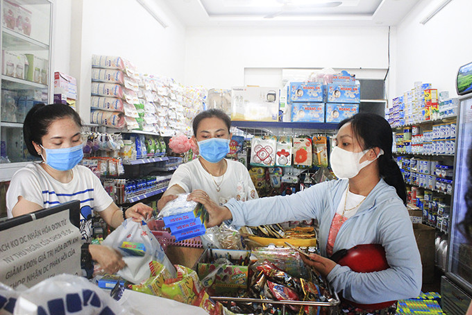 Người dân mua khẩu trang y tế trẻ em tại một cửa hàng trên đường Lê Hồng Phong (TP. Nha Trang)