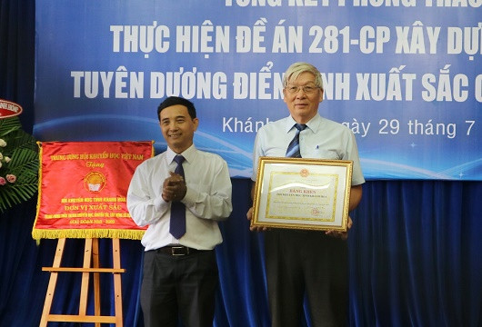Hội Khuyến học tỉnh Khánh Hòa nhận bằng khen của UBND tỉnh. 