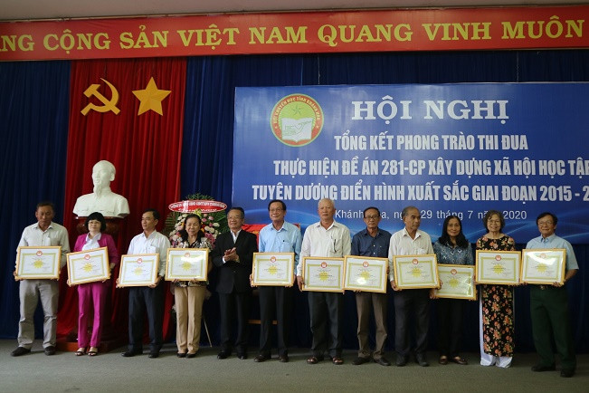 ... và nhiều tập thể, cá nhân được nhận bằng khen của Trung ương Hội Khuyến học Việt Nam. 