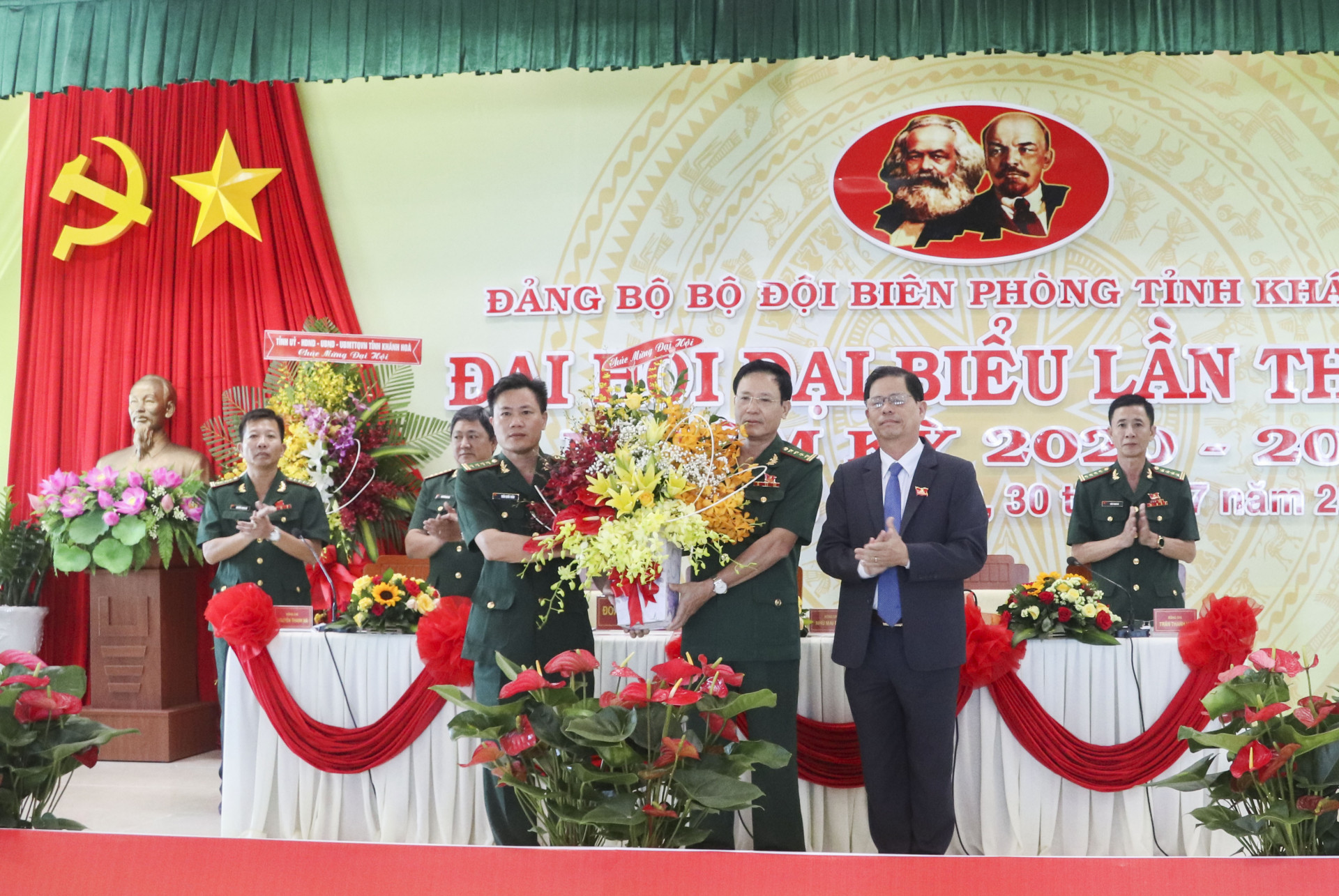 Ông Nguyễn Tấn Tuân tặng hoa chúc mừng đại hội.