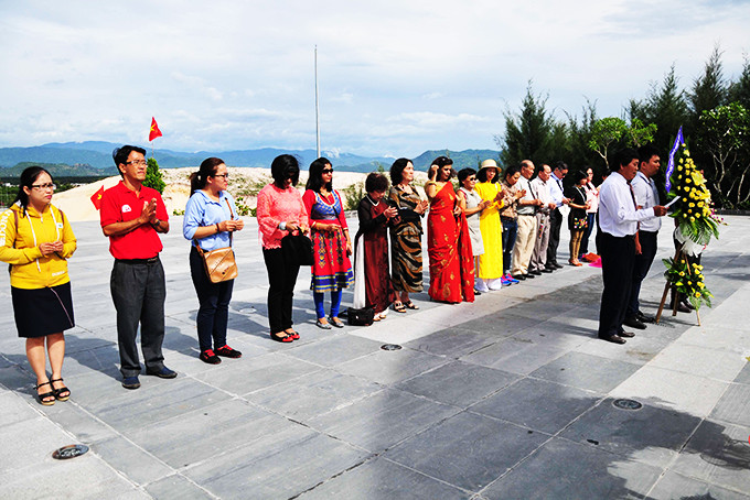 Đoàn kiều bào, người nước ngoài đang sinh sống tại TP. Nha Trang đặt vòng hoa, thắp hương tại Khu tưởng niệm chiến sĩ Gạc Ma.