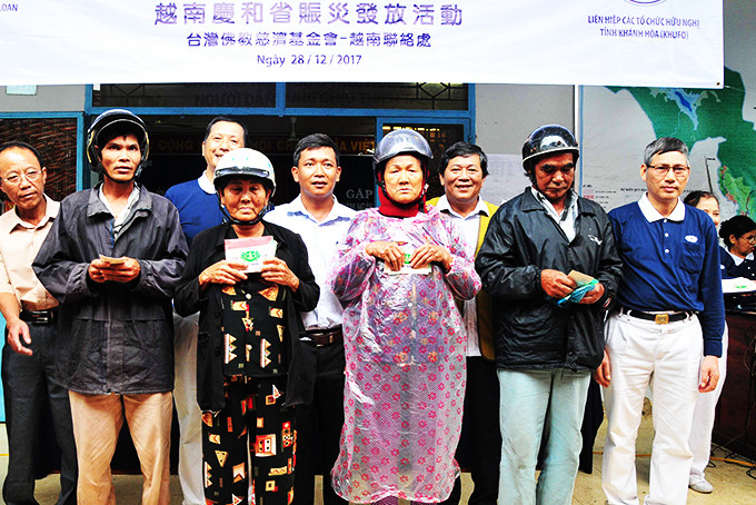 Cùng Hội từ thiện TZU CHI Đài Loan tại Việt Nam tổ chức thăm hỏi, hỗ trợ người dân bị thiệt hại do thiên tai tại Khánh Vĩnh.