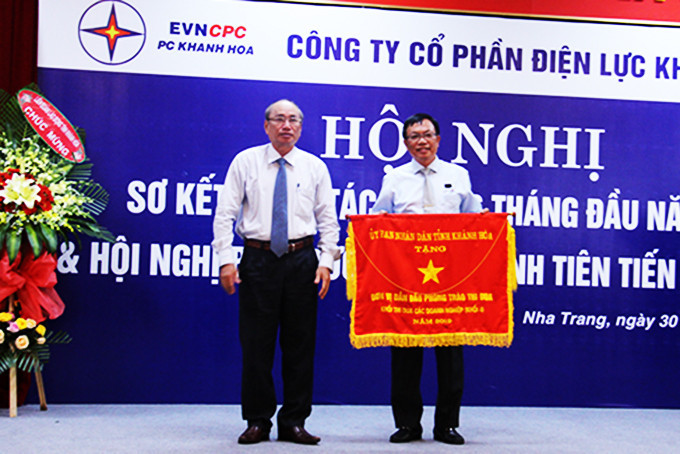 PC Khánh Hòa nhận cờ đơn vị dẫn đầu phong trào thi đua do UBND tỉnh tặng.