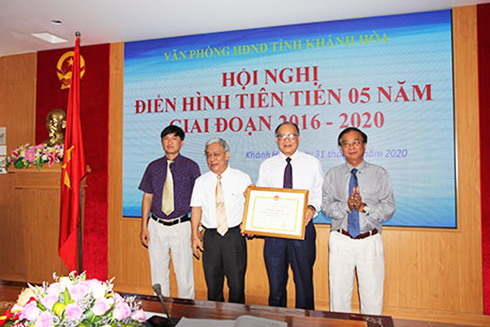 Ông Lê Xuân Thân (thứ hai từ trái qua) trao bằng khen cho Văn phòng HĐND tỉnh.