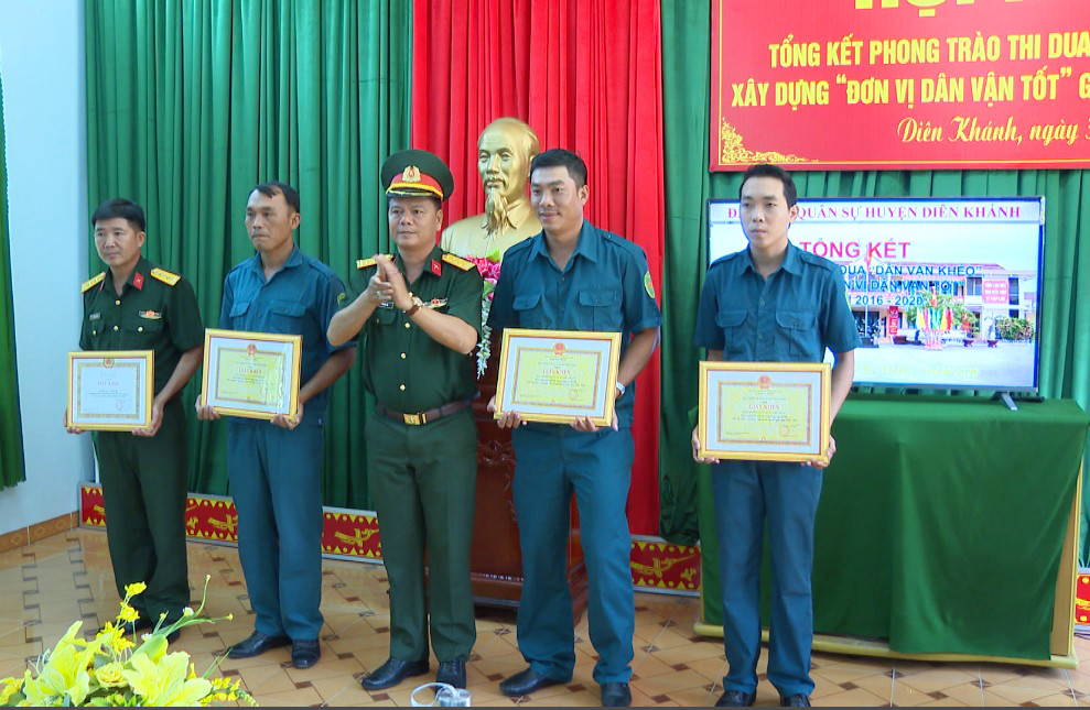 Thượng tá Trần Huy Hà - Chỉ huy trưởng Ban Chỉ huy Quân sự huyện trao giấy khen cho 4 tập thể.