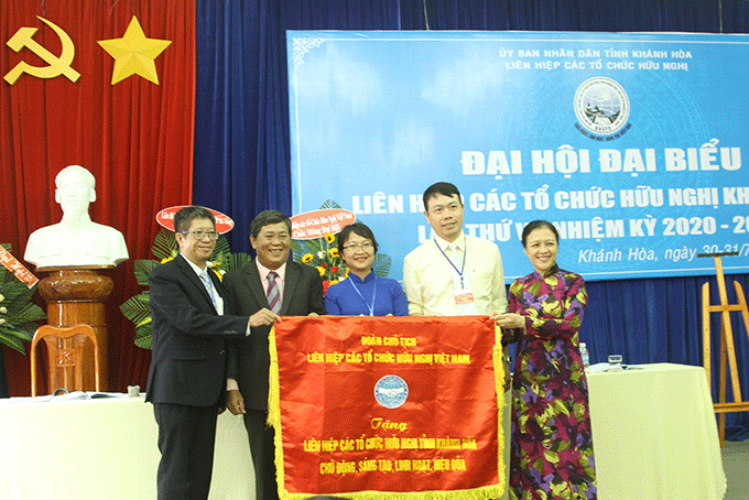 Bà Nguyễn Phương Nga trao tặng đại hội bức trướng của Liên hiệp các tổ chức hữu nghị Việt Nam. 