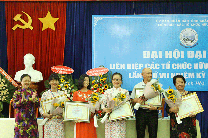 Bà Nguyễn Phương Nga trao bằng khen của Liên hiệp các tổ chức hữu nghị Việt Nam cho các tập thể, cá nhân.