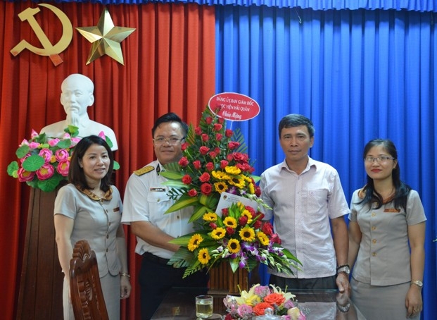 Đại tá Bùi Duy Thống tặng hoa chúc mừng Ban Tuyên giáo Tỉnh ủy Khánh Hòa.