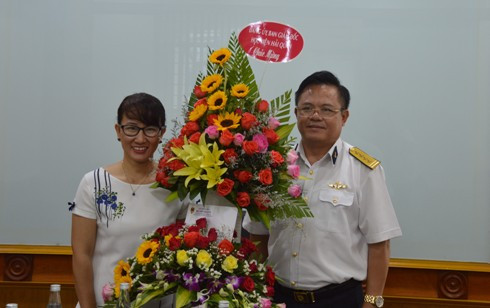 Đại tá Bùi Duy Thống tặng hoa chúc mừng Ban Tuyên giáo Thành ủy Nha Trang.